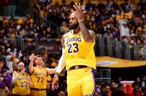 雷迪克：詹姆斯在生涯第23季接受挑战承担不同的角色 这很了不起