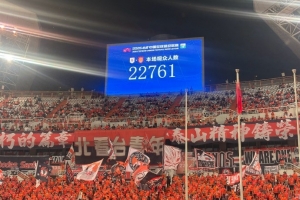 泰山主场对阵重庆上座人数：22761人