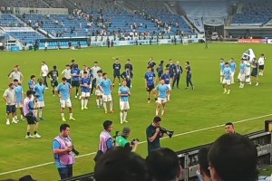 扎心了老铁！实拍：赛后深圳球迷训话“连国安都踢不过”