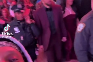 球迷在时代广场遇到库里夫妇！还和球迷聊天击拳~