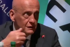 前车之鉴！世界杯新规官宣，球员捂嘴＆擅自离场均可红牌！