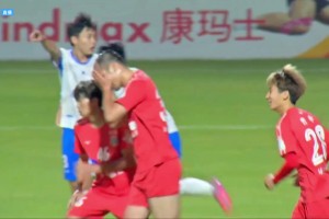 全是逆天操作！中冠球员连续低级失误送点，对手点球抡飞！