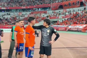 山东泰山主场4:1大胜上海申花，这应该是球员赛后站的最久的一次