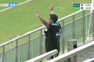 大连足球精神！中冠大连30分钟被灌5球，一大连球迷冒雨继续助威