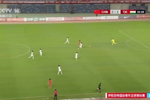 国少单刀机会躲开对手门将！央视解说：这球怎么能躲昵？