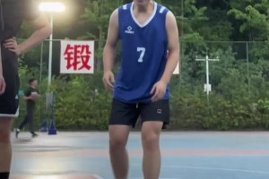 球场事故⚠️ 高校男生投三分球意外砸中小鸟.....