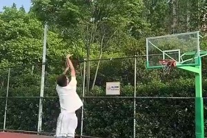 当面对文班防守，是不是得这样投篮才能避免被帽？