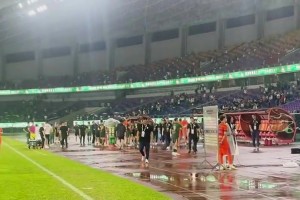 泰山队赛后谢场：王大雷向球迷深鞠躬致歉！