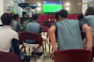 狂热樱桃球迷阿森纳球员在训练场休息室为伯恩茅斯加油助威