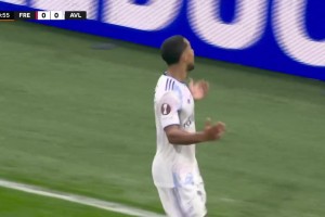 一剑封喉！蒂莱曼斯不停球凌空斩破门！维拉1-0领先弗赖堡！